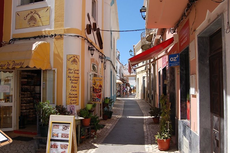 kleiner Einkaufsbereich in Ferragudo