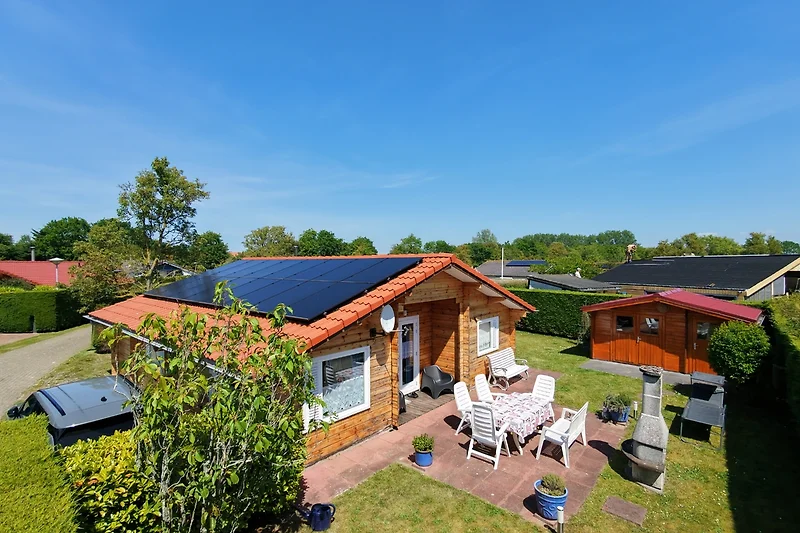 Landhaus mit Garten, Rasen und Zufahrt