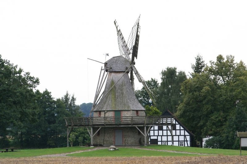 Windmühle und Backhaus in Levern