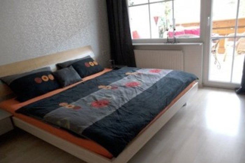 Schlafzimmer mit Balkonzugang, Bett 200mX200m