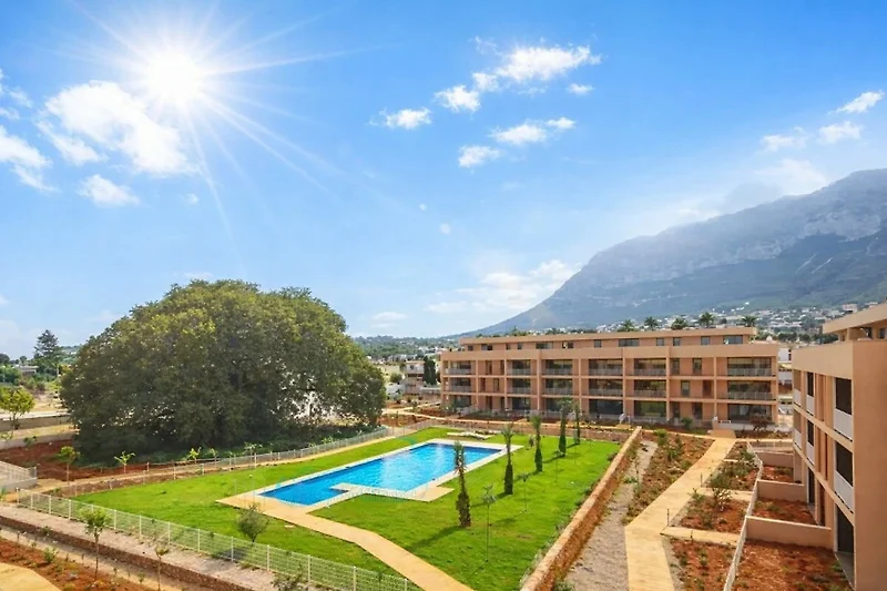 Apartment im Resort mit Pool, Innenhof und Blick auf Wohnanlage.