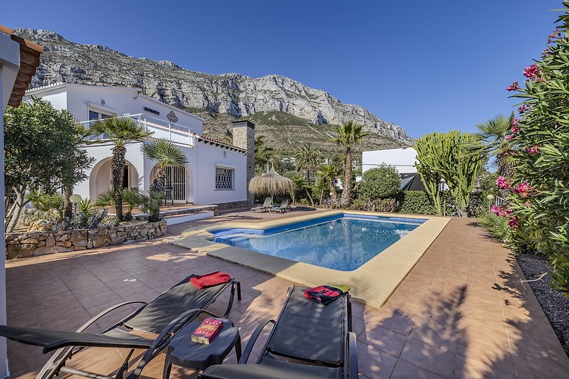 Luxuriöse Villa mit Pool, Bergblick und üppigem Garten.