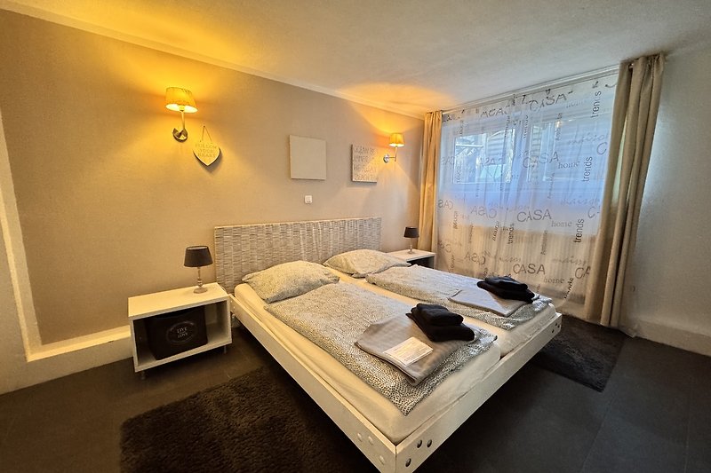 Helles Schlafzimmer mit komfortablem Bett und stilvollem Design.