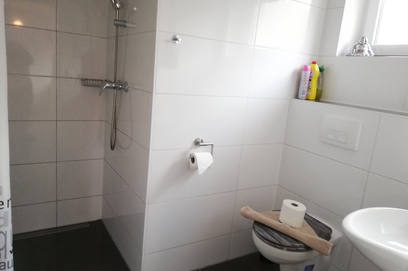 Modernes Badezimmer mit ebenerdiger Dusche.