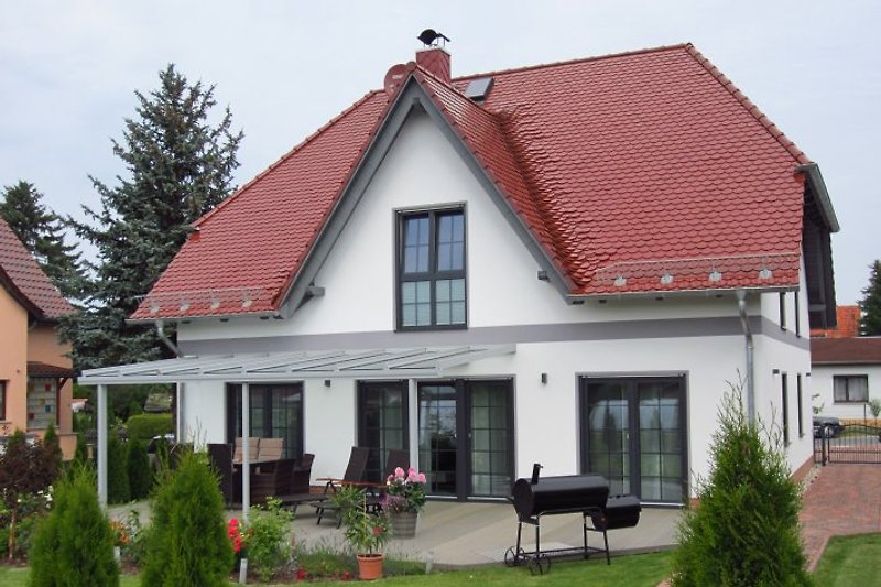 Rückansicht des Hauses mit überdachter Terrasse