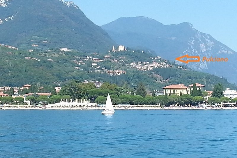 das Dorf Pulciano vom See aus