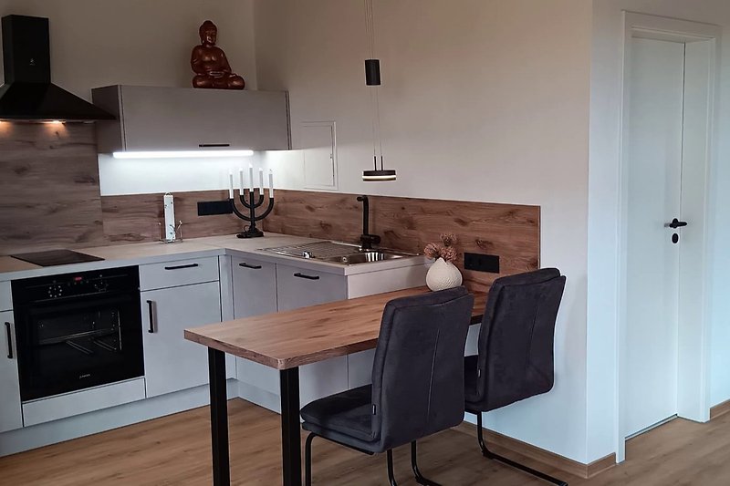 Moderne Küche mit Holzmöbeln und Granit-Arbeitsplatte.