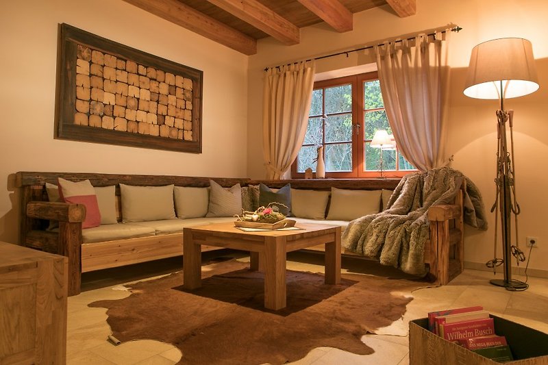 kuschelig eingerichteter Wohnbereich mit einer aus Tischlerhand gefertigten Couch