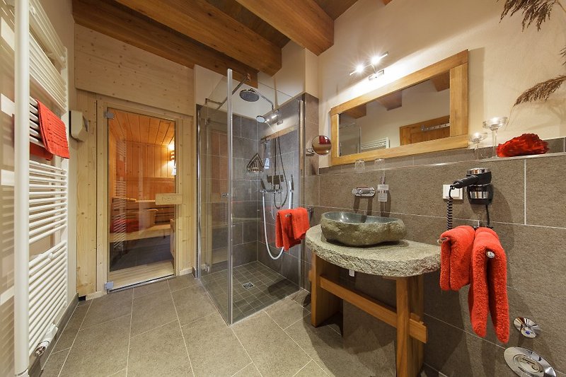 Bad im EG mit Fußbodenheizung, Sauna, Handtuchheizkörper, Natursteinwaschbecken