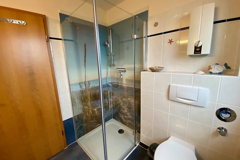 Modernes Badezimmer mit Dusche, Waschbecken .2024