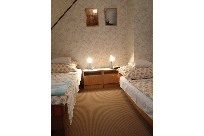Stilvolles Schlafzimmer mit bequemem Bett und Lampen.