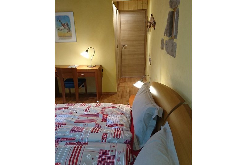 Bett mit Sicht auf Korridor mit Einbauschrank