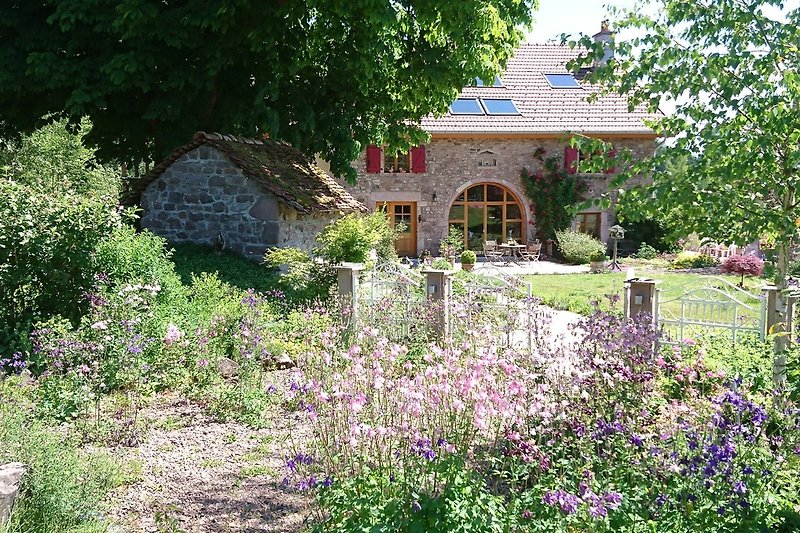 Landhaus mit Blumen