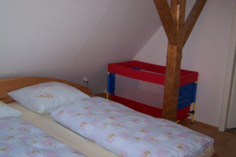 OG Schlafzimmer Doppelbett und Kleinkinderbett