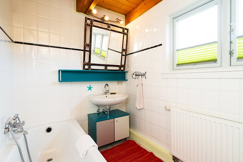 Einladendes Badezimmer mit moderner Ausstattung und Holzboden.