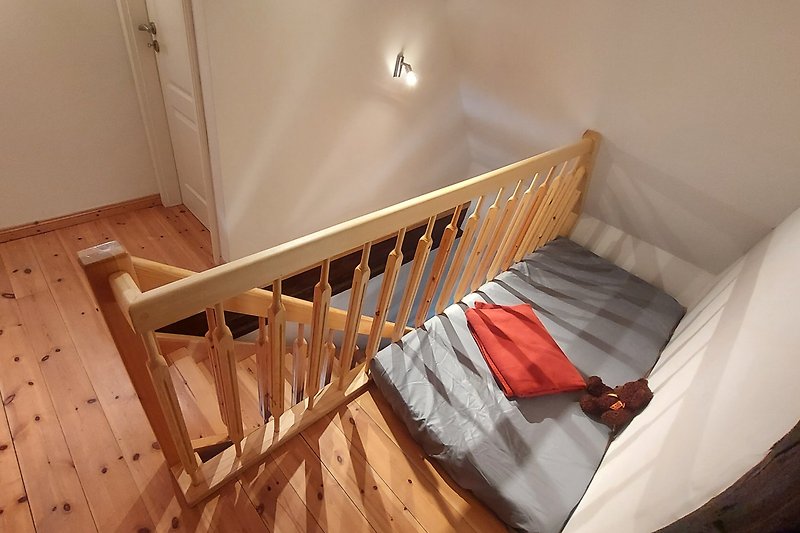 Treppe mit Spielecke für Kinder oder Aufbettungsmöglichkeit.