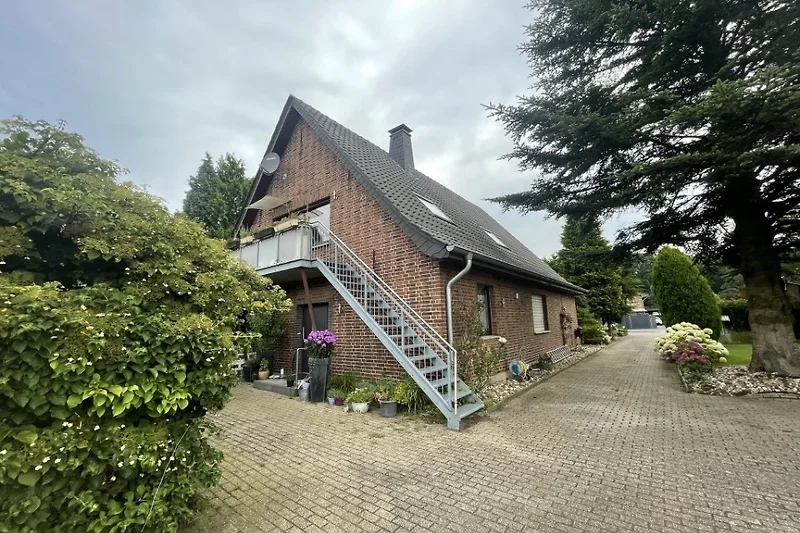 Haus mit Einfahrt, 1 Stellplatz Zugang über Außentreppe