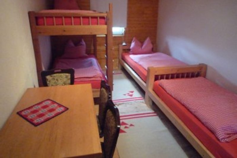 Schlafzimmer 1 - 4 Bett incl. Waschbecken 