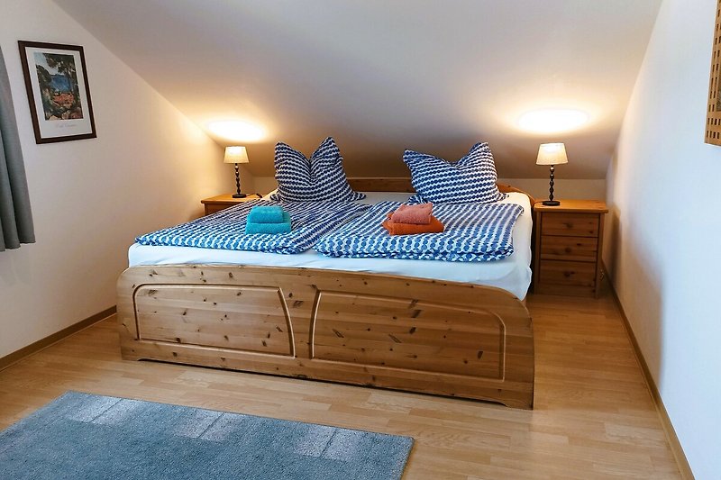 Gemütliches Schlafzimmer mit großem Doppelbett (200x200)