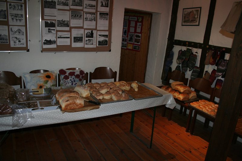 Mühlenbrot und Kuchen gibt es im Dorfmuseum in Stove