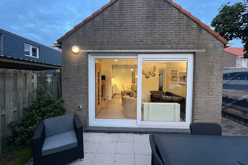 Freistehendes Haus mit Satteldach, Einfahrt und gepflegtem Vorgarten.