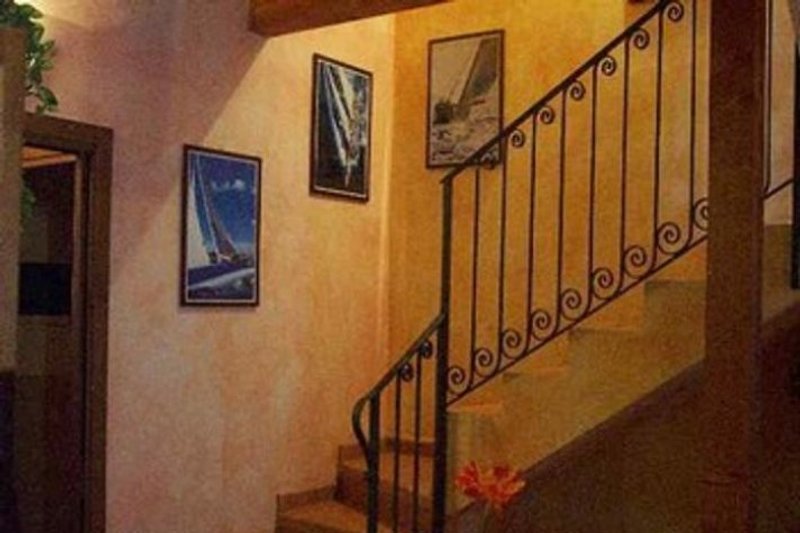 Die Treppe führt hinauf ins Obergeschoss