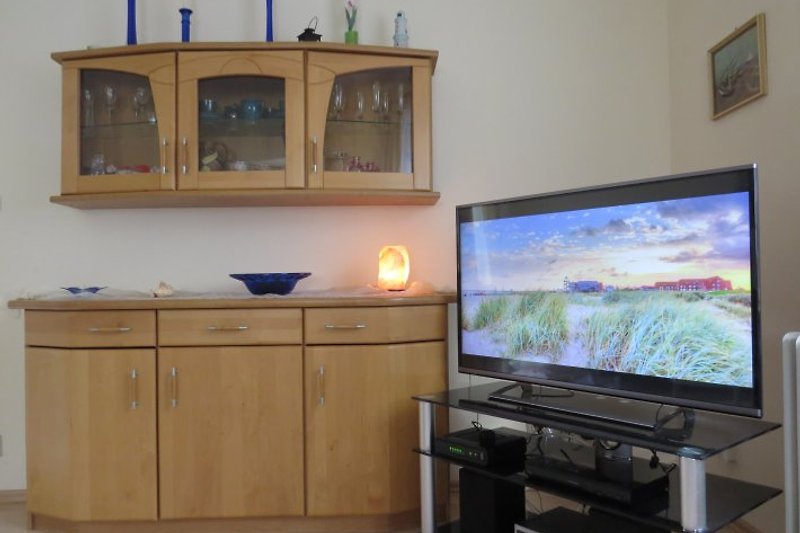lichtdurchflutetes Wohnzimmer mit 42 Zoll 3D-TV