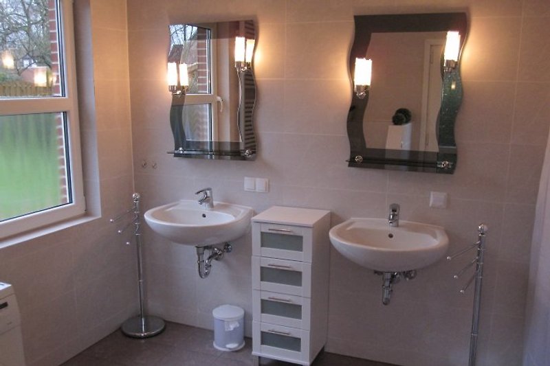 geräumiges luxuriöses Badezimmer mit 2 Waschbecken und Fußbodenheizung ist der Wohlfühltempel