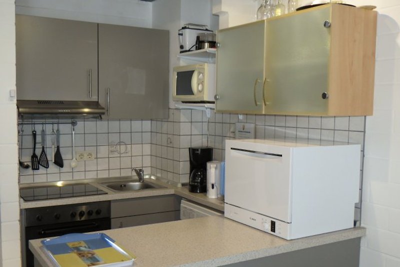 helle vollausgestattete Küche mit Geschirrspülmaschine