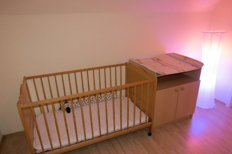 kinderfreundliche Ausstattung mit Kinderbett, Hochstuhl, Wickelkomode und Treppenschutzgitter runden das Angebot ab