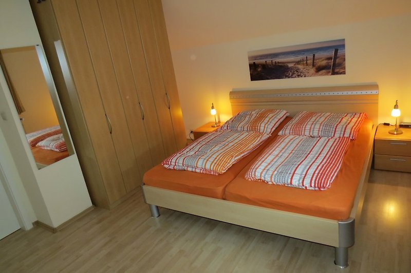 gemütliches Komfort-Schlafzimmer mit Doppelbett