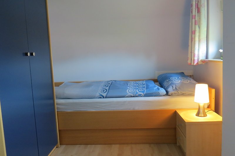 Sypialnia z dwoma pojedynczymi łóżkami na piętrze