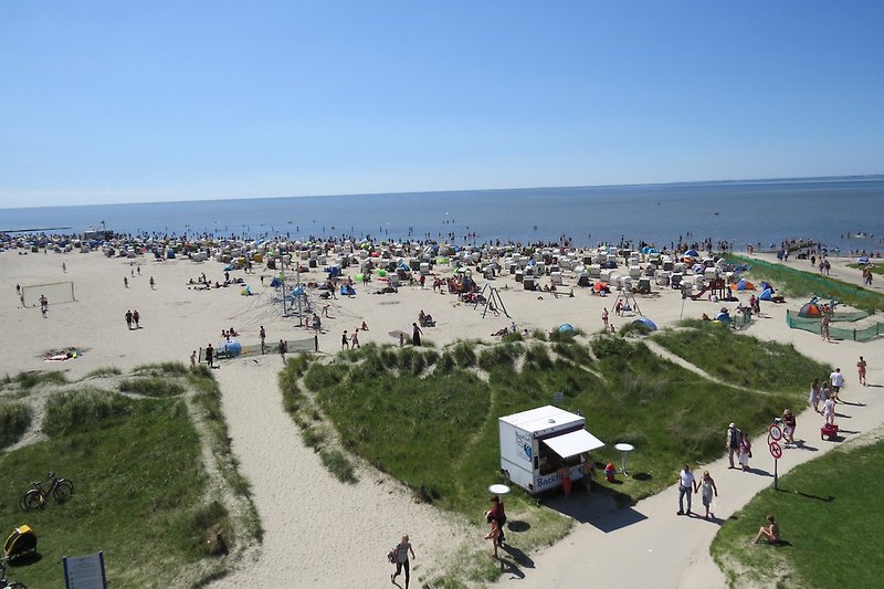 Piaszczysta plaża w uzdrowisku nad Morzem Północnym, Norddeich