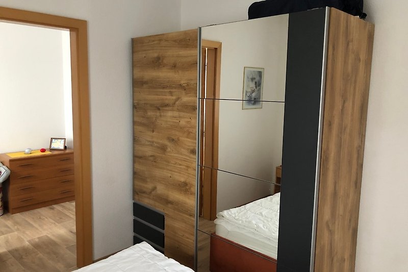 Slaapkamer met grote zwevende deurkast