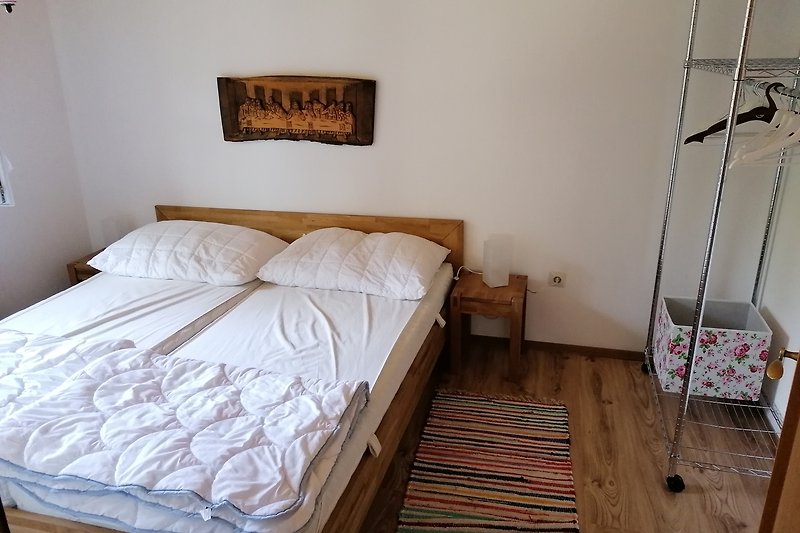 Holz, Komfort und Inneneinrichtung in einem gemütlichen Schlafzimmer.