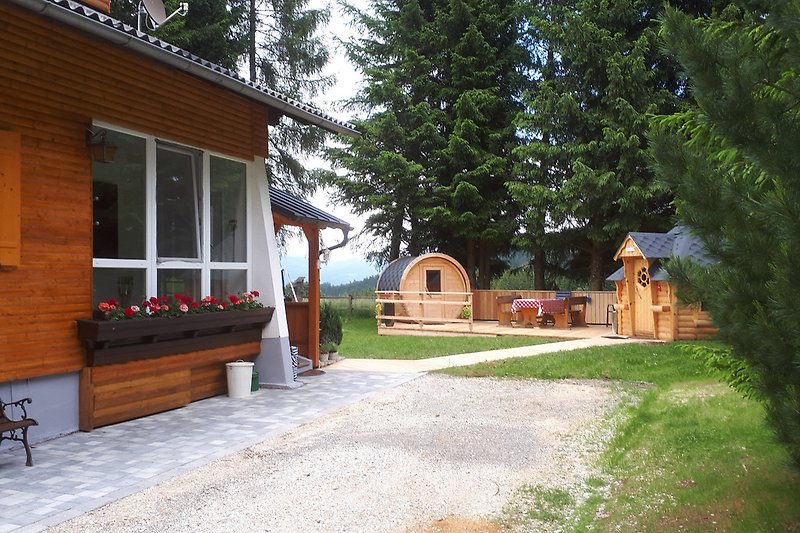Parking avec terrasse assise et cabane à grillades + sauna en baril