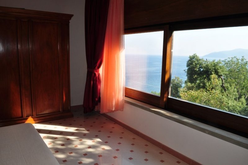 Blick aufs Meer durch das Panoramafenster im Doppelzimmer