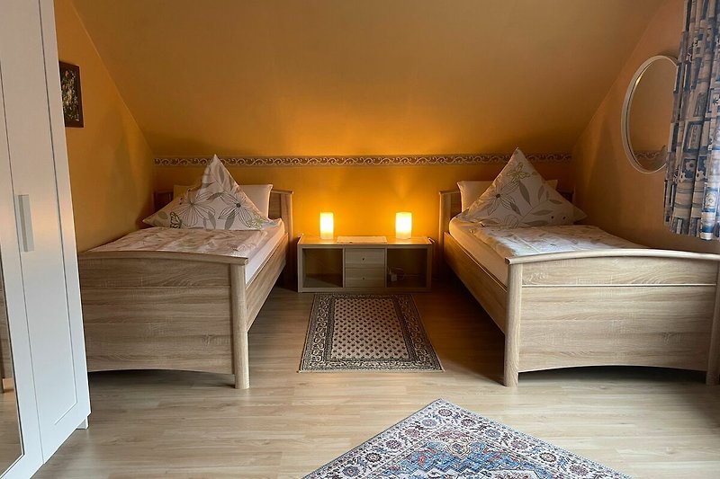 Gemütliches Schlafzimmer mit stilvoller Holzeinrichtung und bequemem Bett.