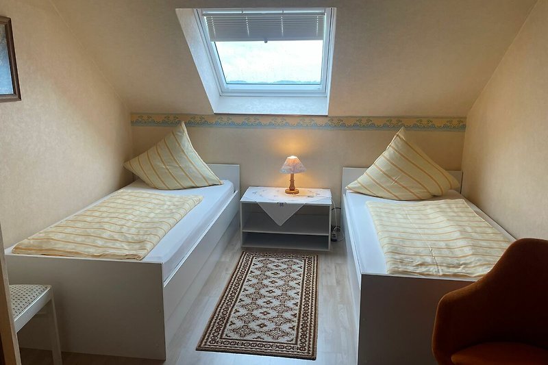Komfortables Schlafzimmer mit Holzmöbeln und stilvoller Beleuchtung.
