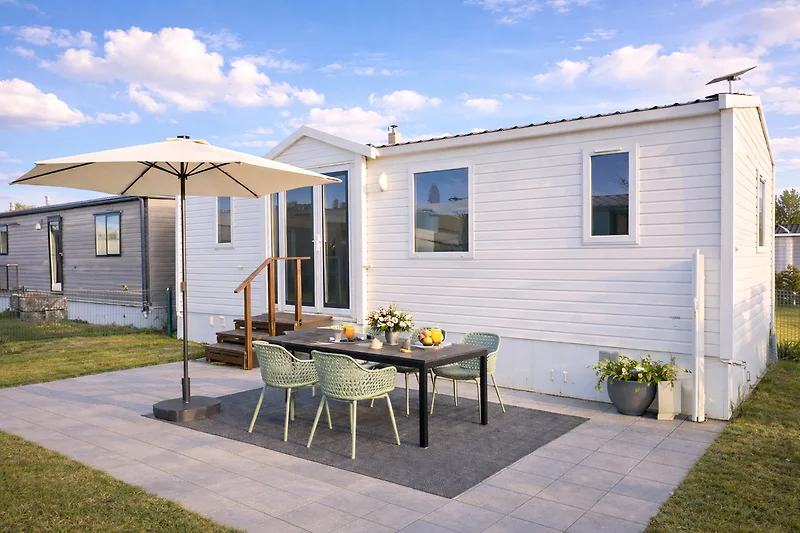 Chalet mit Terrasse und gemütlicher Sitzgruppe - Perfekt für ein Familenfrühstück im Freien