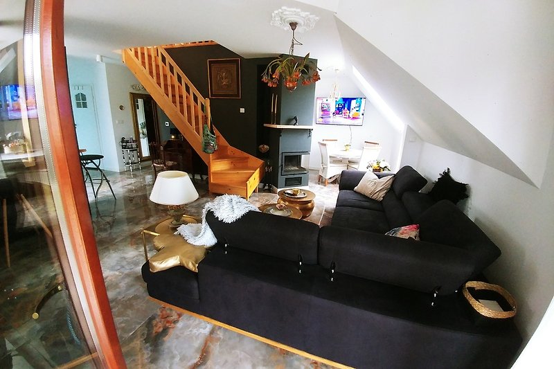 Gemütliches Wohnzimmer mit stilvollem Interieur und bequemer Couch.