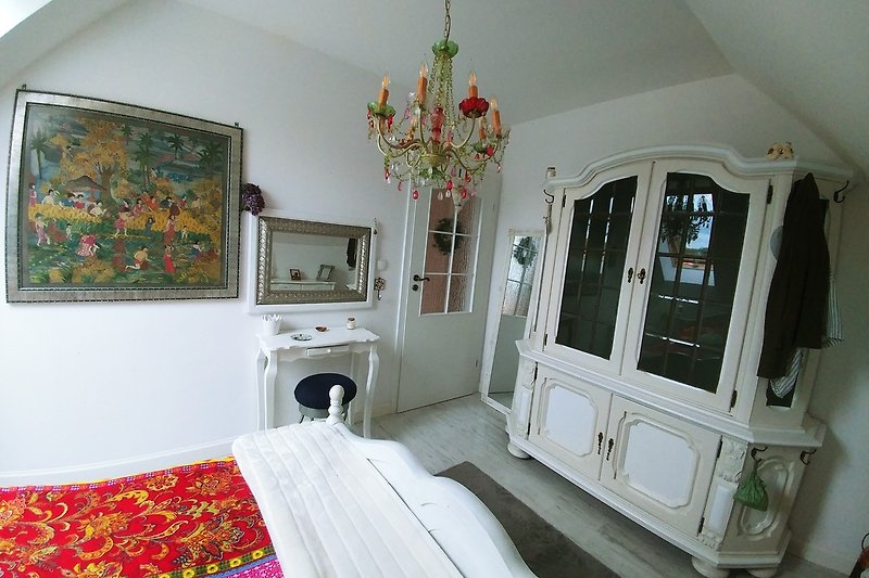Gemütliches Schlafzimmer 2 mit stilvollen Design und viel flair .