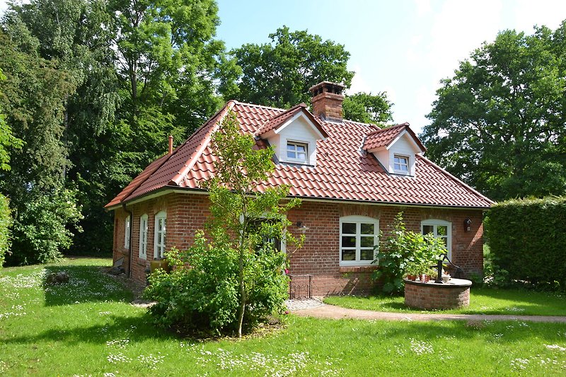 Historisches Haus mit Ziegeldach, Garten und Zuwegung.