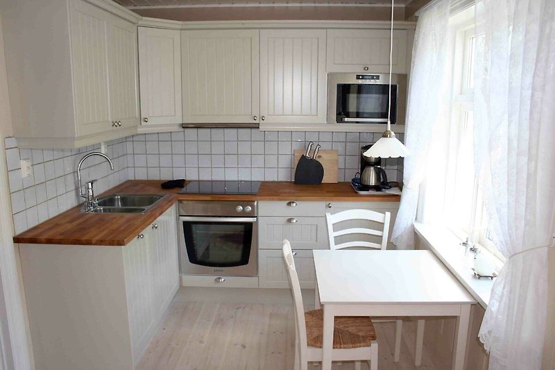 Moderne Küche mit Holzmöbeln und Einbaugeräten.