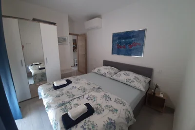 Modernes Apartment mit Pool