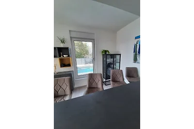 Modernes Apartment mit Pool
