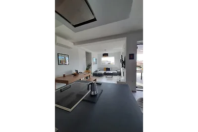 Modernes Apartment mit Pool
