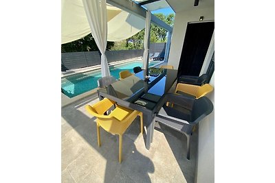 Modernes Apartment mit Pool