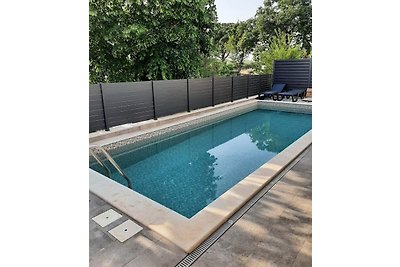 Modernes Apartment mit Pool