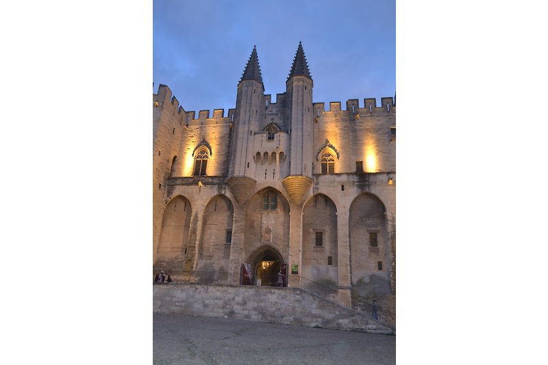 Päpste Palast Avignon (25 km)